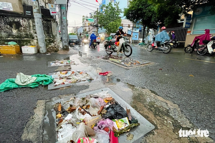 Hiệu quả từ đội phản ứng nhanh Đường Dương Văn Cam lộ toàn rác sau cơn mưa