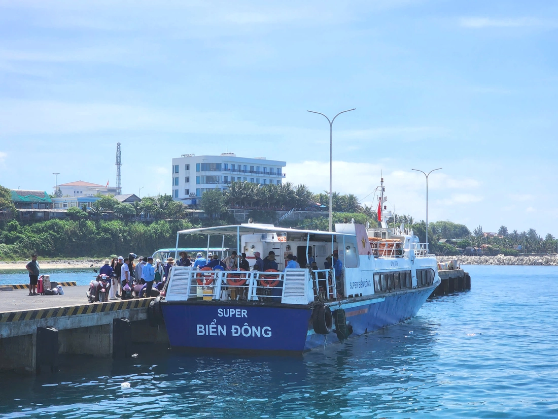 Cảng Bến Đình Lý Sơn Cảng Bến Đình tấp nập khách du lịch.