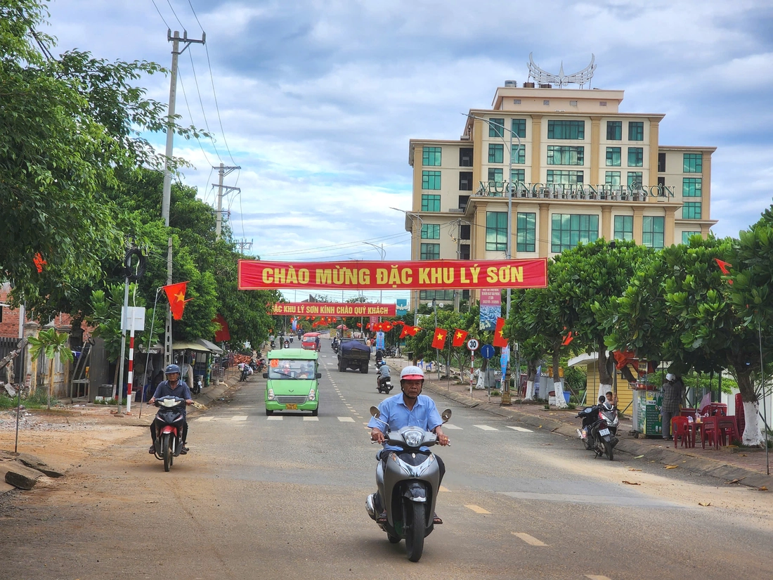 Người dân Lý Sơn chờ đợi Người dân Lý Sơn chờ đợi thời khắc lịch sử.