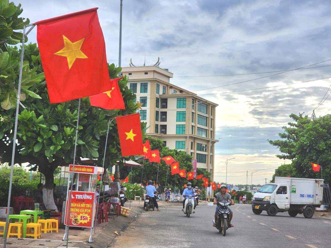 Cờ đỏ sao vàng tung bay ở Lý Sơn Lý Sơn rợp cờ chào mừng trở thành đặc khu.
