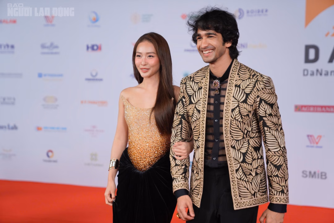 Diễn viên Khả Ngân và diễn viên Shantanu Maheshwari Diễn viên Khả Ngân và Shantanu Maheshwari trên thảm đỏ