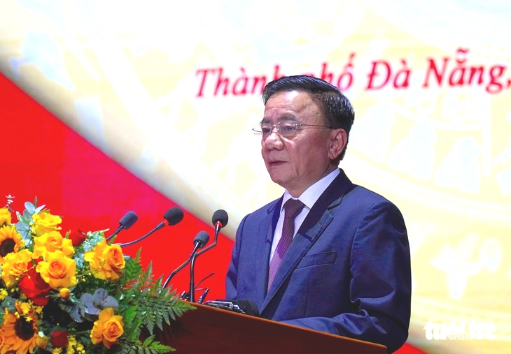 Ông Trần Cẩm Tú phát biểu Thường trực Ban Bí thư Trần Cẩm Tú phát biểu tại buổi công bố các quyết định tại Đà Nẵng