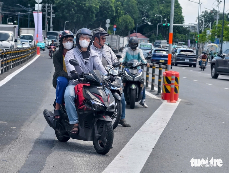Xe máy đợi đèn đỏ Xe máy đợi đèn đỏ để rẽ trái từ đường Cộng Hòa vào đường C12