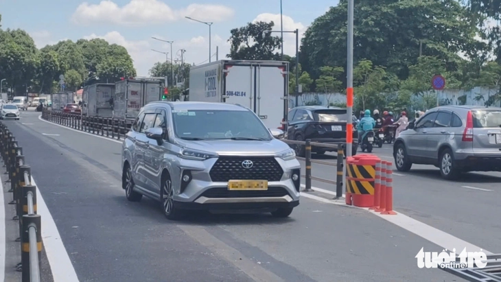 Ô tô đi vào làn đường dành cho xe hai bánh Ô tô đi vào làn đường dành cho xe hai bánh