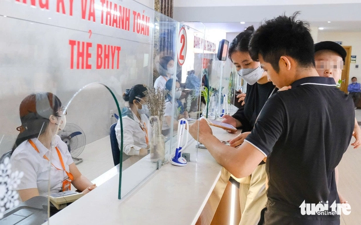 Từ 1-7, khám chữa bệnh trái tuyến, khám bệnh từ xa được bảo hiểm y tế chi trả ra sao? Người dân làm thủ tục bảo hiểm y tế tại bệnh viện