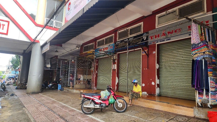 Chợ trung tâm Buôn Ma Thuột chứng kiến cảnh hàng loạt ki ốt đóng cửa bất ngờ Cảnh hàng loạt ki ốt đóng cửa tại chợ trung tâm Buôn Ma Thuột