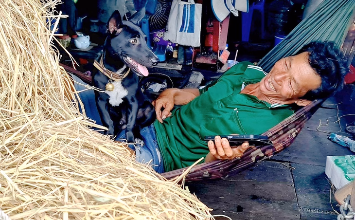 Ông Năm Hải nằm nghỉ trên võng Ông Năm Hải nằm nghỉ trên võng