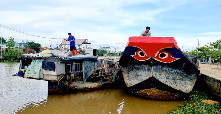 Ghe buôn rơm chuẩn bị rời bến Ghe buôn rơm chuẩn bị rời bến