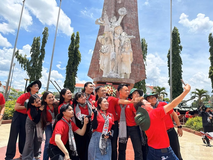Ca sĩ trẻ chụp ảnh lưu niệm tại Đăk Tô - Tân Cảnh Các ca sĩ trẻ chụp ảnh lưu niệm tại khu lịch sử chiến thắng Đăk Tô - Tân Cảnh (tỉnh Kon Tum)