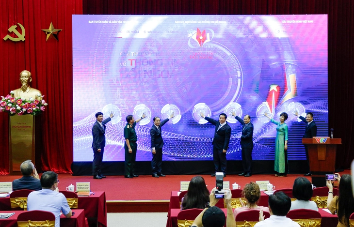 Khơi dậy sáng tạo, quảng bá hình ảnh Việt Nam trên trường quốc tế Các đại biểu bấm nút khởi động giải thưởng toàn quốc về thông tin đối ngoại
