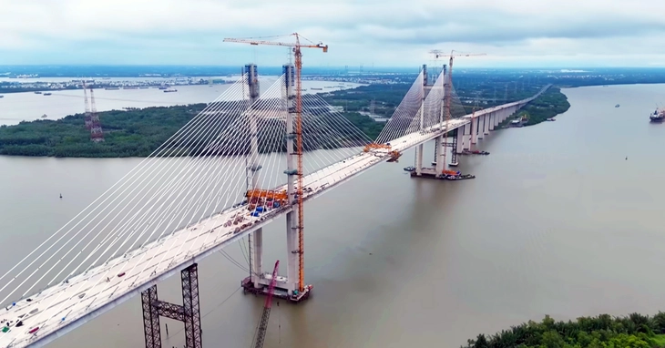 Cao tốc Bến Lức – Long Thành đang gấp rút hoàn thiện để kết nối các tỉnh Đông và Tây Nam Bộ. Cầu Bình Khánh trên cao tốc Bến Lức - Long Thành