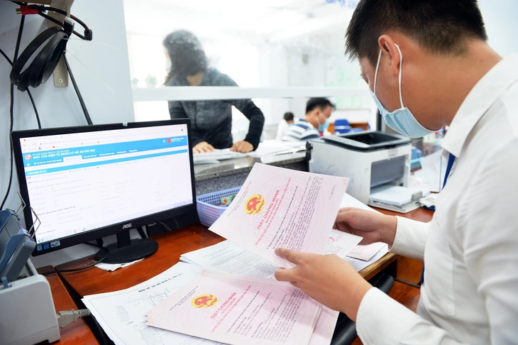 Người dân làm thủ tục nhà đất tại quận 7, TP.HCM cấp xã - Ảnh1.