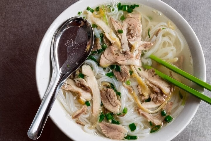Phở gà Phở thêm giấm giúp món ăn thêm hấp dẫn