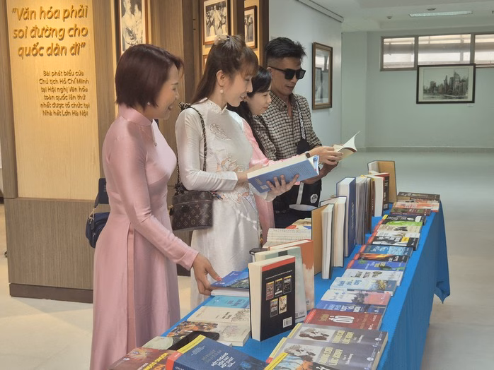 Triển lãm văn học nghệ thuật Đại biểu và du khách tham quan triển lãm