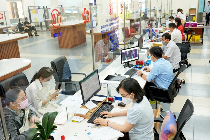 Tình hình công chức hiện nay Công chức làm việc tại một cơ quan hành chính