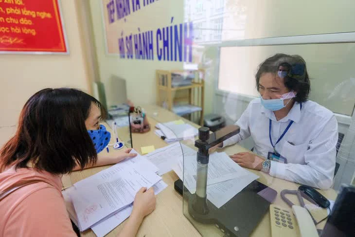 Cán bộ cơ quan hành chính giải quyết hồ sơ, thủ tục cho người dân Cán bộ cơ quan hành chính giải quyết hồ sơ, thủ tục cho người dân