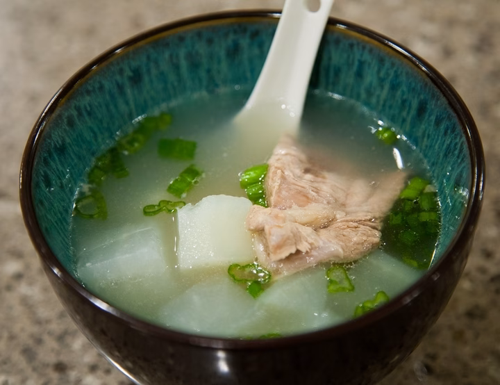 Canh xương heo với củ cải trắng Dùng củ cải trắng là một mẹo nấu canh ngọt mà không dùng mỳ chính