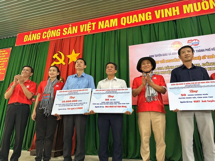 Trao quà cho các hộ dân nghèo Lãnh đạo TP HCM trao tặng quà cho các hộ dân nghèo