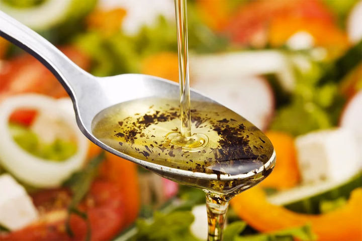 Dầu ô liu Dầu ô liu là lựa chọn phổ biến cho salad