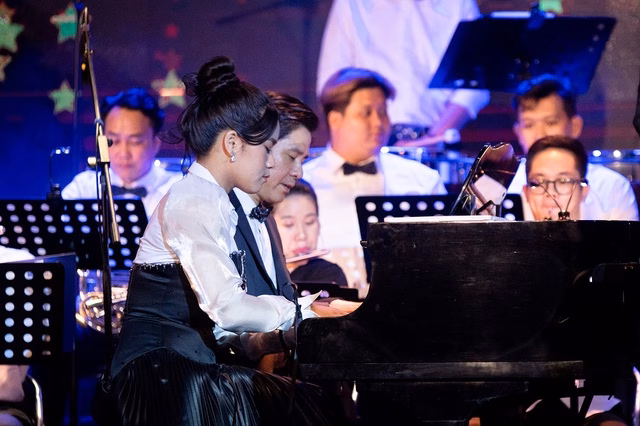 Bella Vũ biểu diễn piano Bella Vũ biểu diễn piano