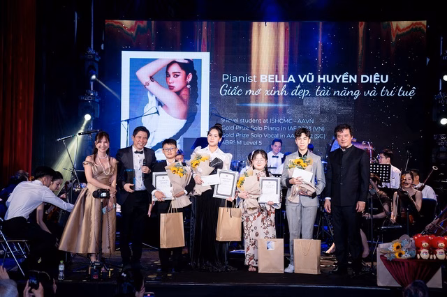 Bella Vũ và anh trai Oscar Vũ Bella Vũ và anh trai Oscar Vũ