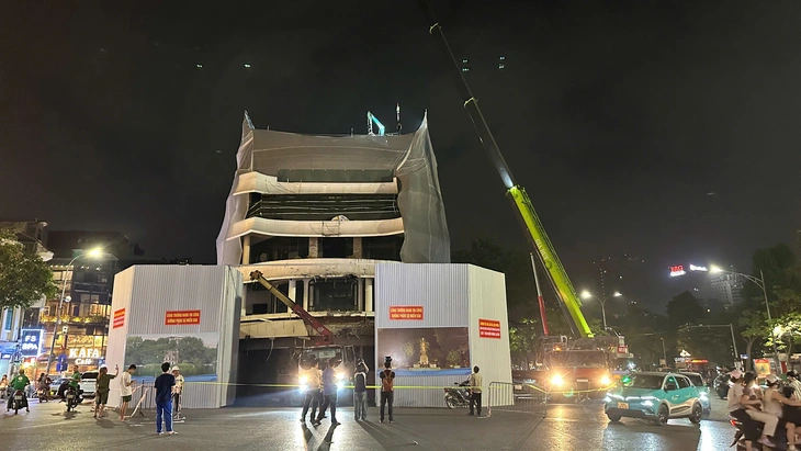 Cần cẩu được dựng lên để chuẩn bị phá dỡ tòa nhà Hàm cá mập - Ảnh 6.