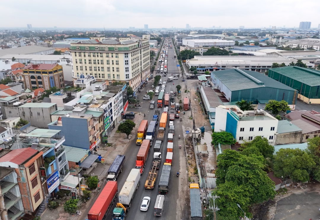 Dòng xe hướng từ Khu công nghiệp Sóng Thần ra quốc lộ 1 Dòng xe hướng từ Khu công nghiệp Sóng Thần ra quốc lộ 1