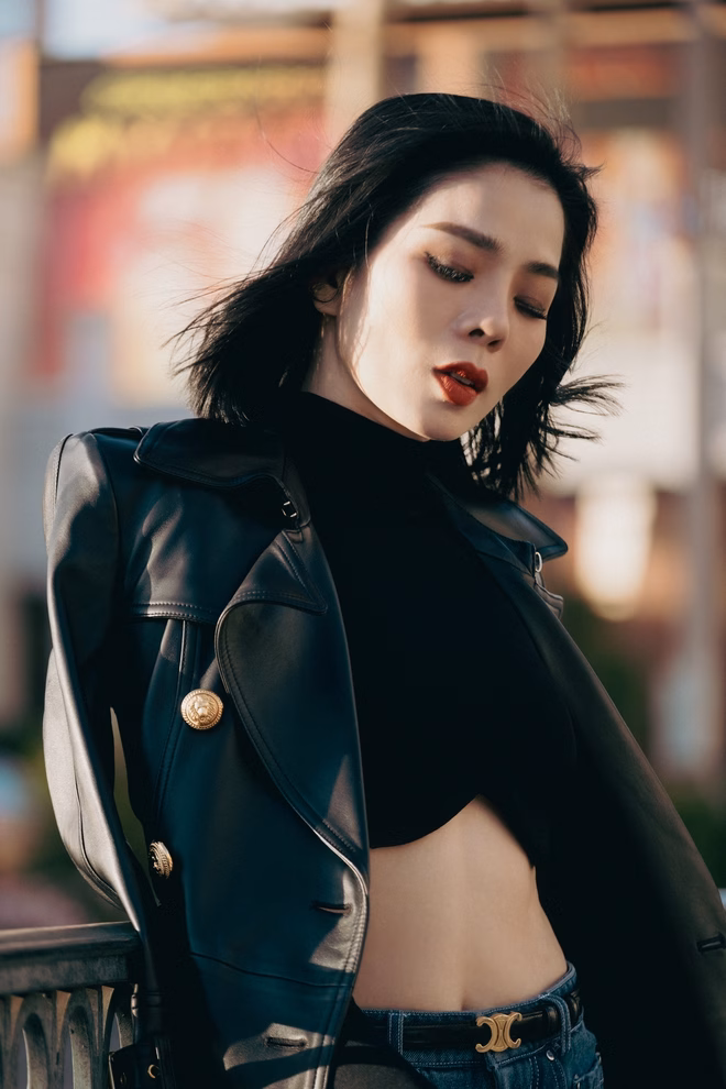Lệ Quyên khoe vòng eo Lệ Quyên khoe vòng eo