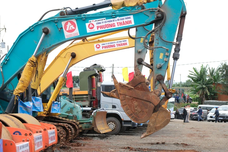 Xe công trình sẵn sàng cho dự án Xe công trình sẵn sàng cho dự án cao tốc Bảo Lộc - Liên Khương