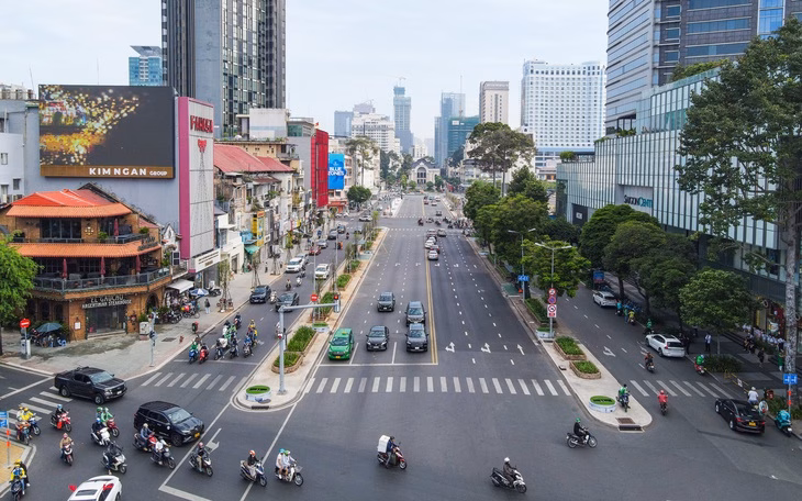 Đường Lê Lợi TP.HCM Đường Lê Lợi đang được trồng cây xanh