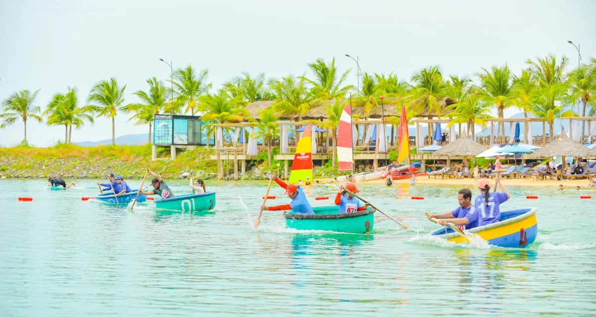 Sôi động hội thi bơi, lắc thuyền thúng Sôi động hội thi bơi, lắc thuyền thúng - Nét văn hóa biển độc đáo tại Lễ hội Du lịch Nha Trang