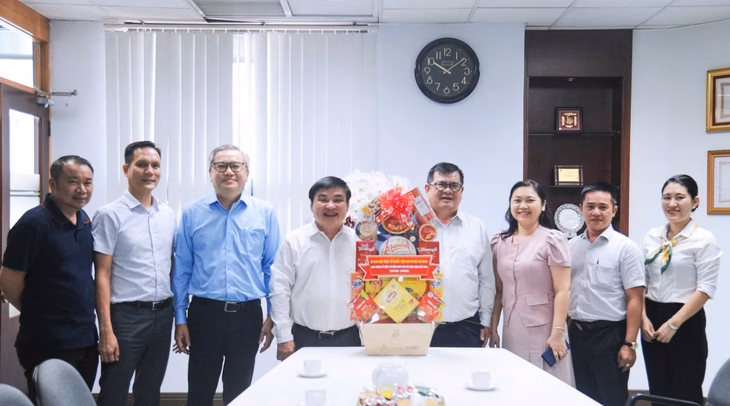 Lãnh đạo Ủy ban Mặt trận Tổ quốc Việt Nam TP.HCM thăm và chúc mừng báo Tuổi Trẻ Lãnh đạo Ủy ban Mặt trận Tổ quốc Việt Nam TP.HCM thăm và chúc mừng báo Tuổi Trẻ