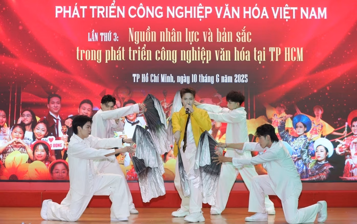 S.T Sơn Thạch biểu diễn S.T Sơn Thạch biểu diễn ca khúc Thuận nước đẩy thuyền