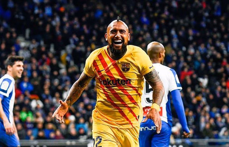 Vidal đánh đầu ghi bàn, giúp Barca vượt lên dẫn 2-1 Vidal đánh đầu ghi bàn, giúp Barca vượt lên dẫn 2-1