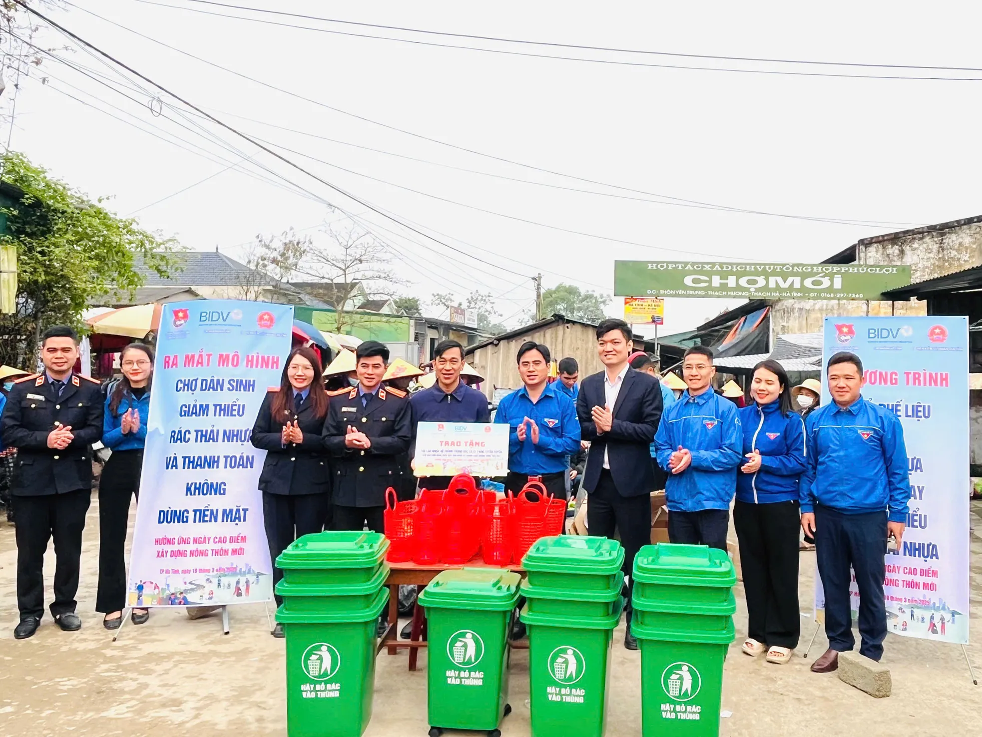 Trao tặng thùng thu gom rác Trao tặng thùng thu gom rác