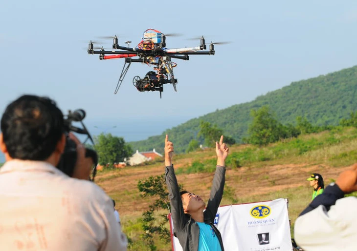 Flycam tại lễ hội Flycam được sử dụng để quay phim tại một lễ hội ở Bình Thuận