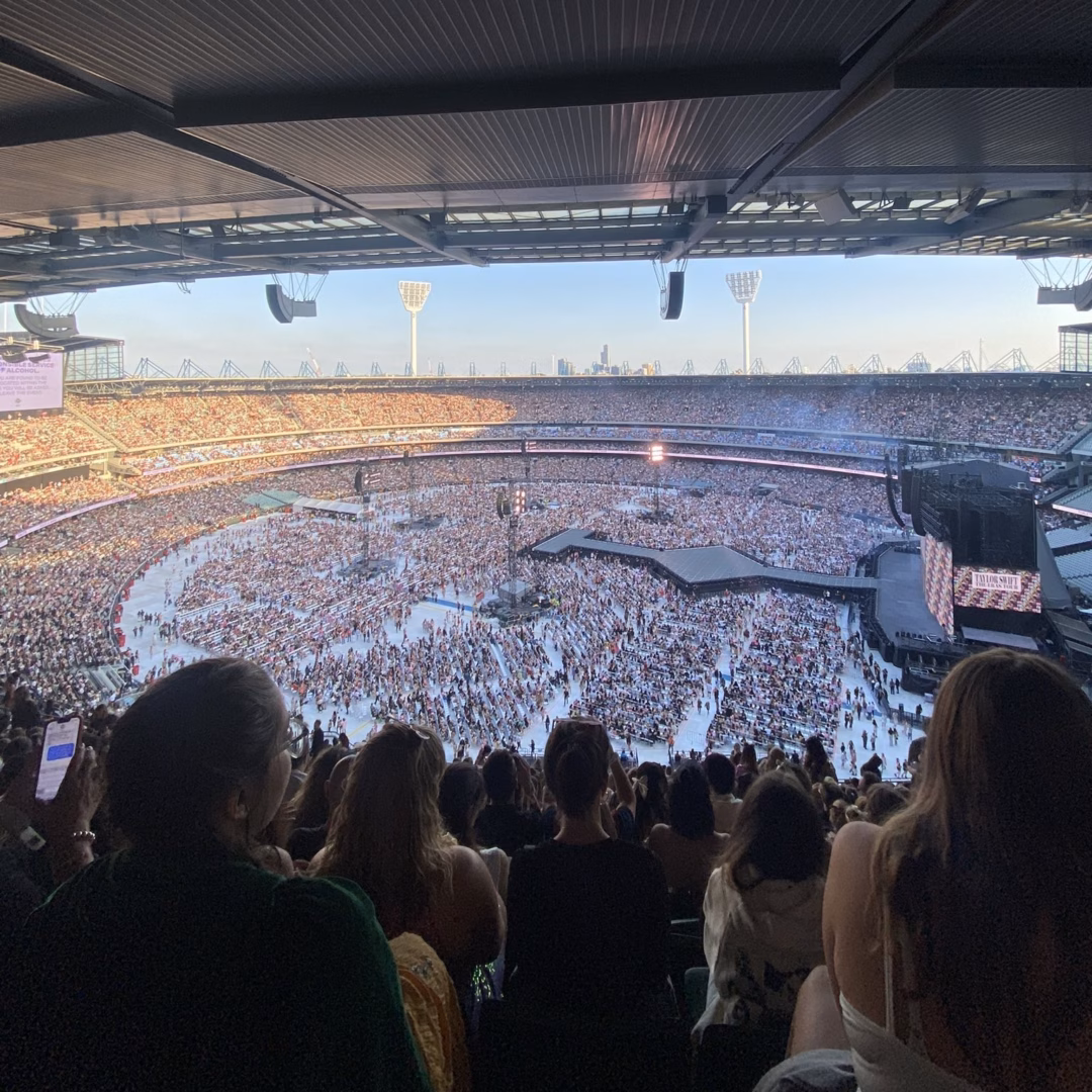 Đêm diễn của Taylor Swift ở Melbourne Cricket Ground. Khán giả tại đêm diễn của Taylor Swift ở Melbourne Cricket Ground.