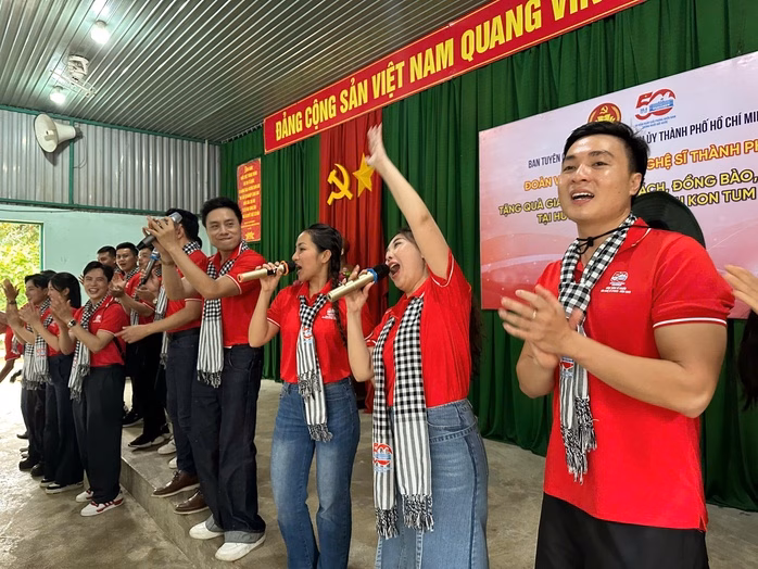Giao lưu văn nghệ với cán bộ, chiến sĩ Các văn nghệ sĩ TP HCM biểu diễn văn nghệ giao lưu với cán bộ, chiến sĩ