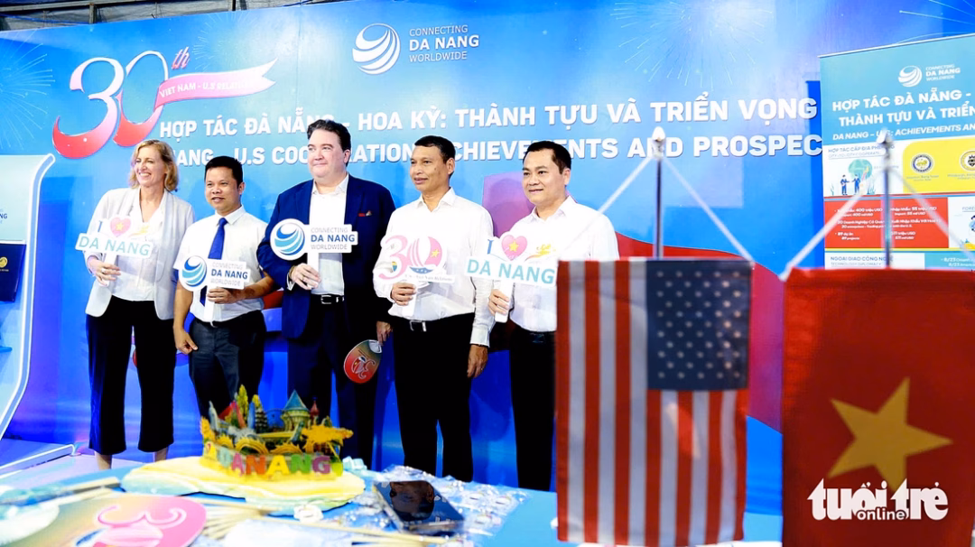 Đại sứ Hoa Kỳ tại Việt Nam cùng lãnh đạo thành phố Đà Nẵng tại chương trình Giao lưu hữu nghị Việt Nam - Hoa Kỳ tối 22-6