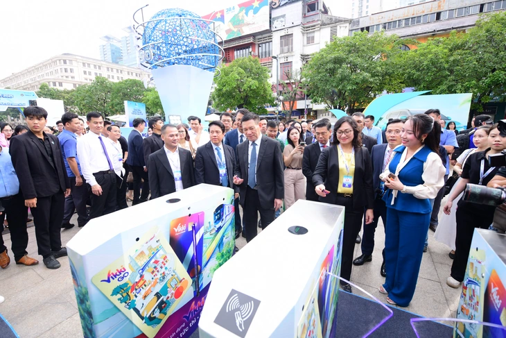 Lễ hội Ting Ting Day 2025 – Nơi trải nghiệm tương lai của thanh toán số Phó thủ tướng Hồ Đức Phớc trải nghiệm thanh toán không tiền mặt tại không gian của Ngân hàng Vikki