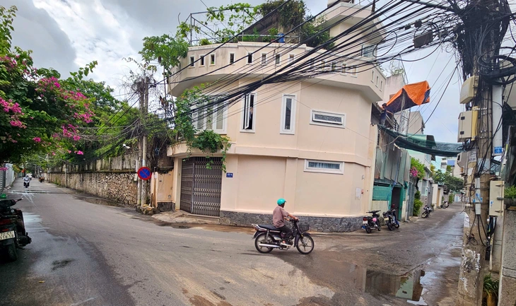 Nhiều hộ dân tại Vũng Tàu đang phải đối mặt với khó khăn khi khu dân cư của họ bị quy hoạch th Đường vào hẻm 105/37 Lê Lợi - hẻm này có khu dân cư ổn định, nằm phía sau đất của các doanh nghiệp dầu khí