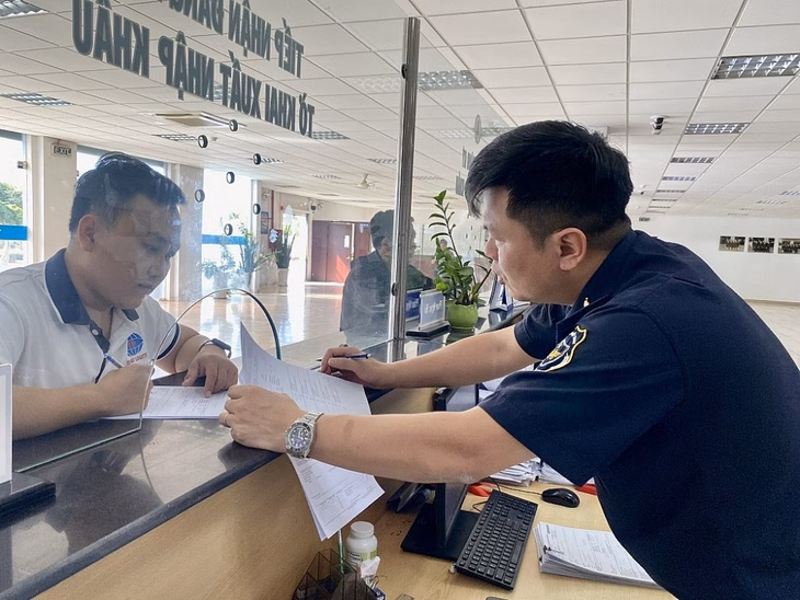 20 Chi Cục Hải Quan Khu Vực Mới Đi Vào Hoạt Động Từ Ngày 1-7-2025 Hải quan đang làm việc với doanh nghiệp