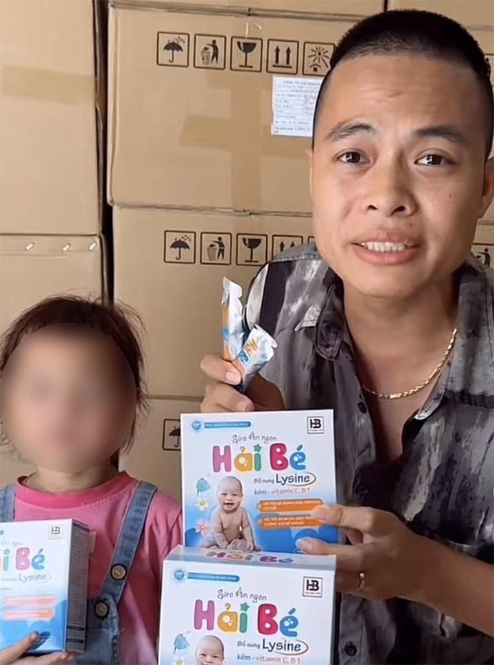 Hải livestream cùng con gái Hải livestream cùng con gái để tạo niềm tin