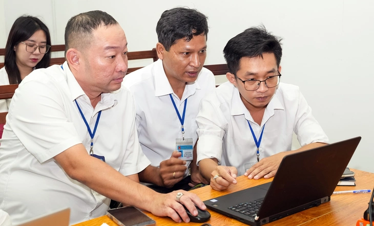 Cán bộ, công chức phường Bến Thanh (TP.HCM) vận hành thử hiện hành chính công. Cán bộ, công chức phường Bến Thành (TP.HCM) vận hành thử nghiệm hành chính công