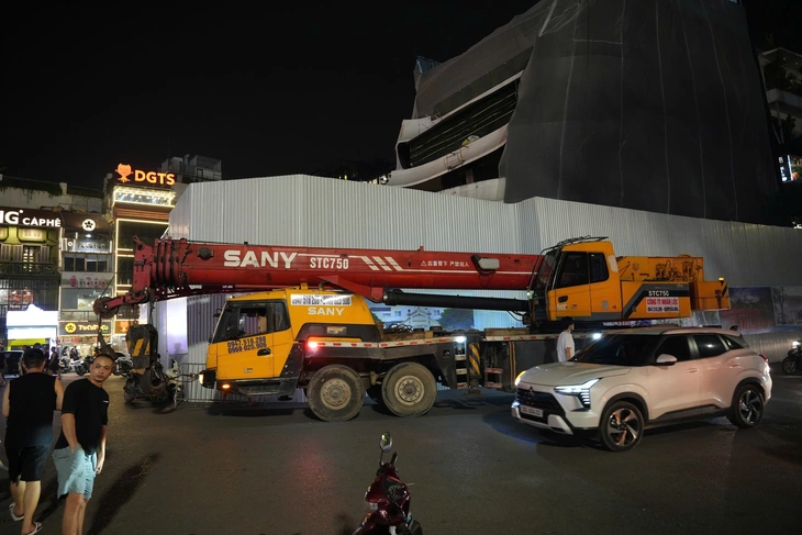 Các máy cẩu cỡ lớn được huy động vào khu vực tòa nhà Hàm cá mập Hàm cá mập - Ảnh 3.