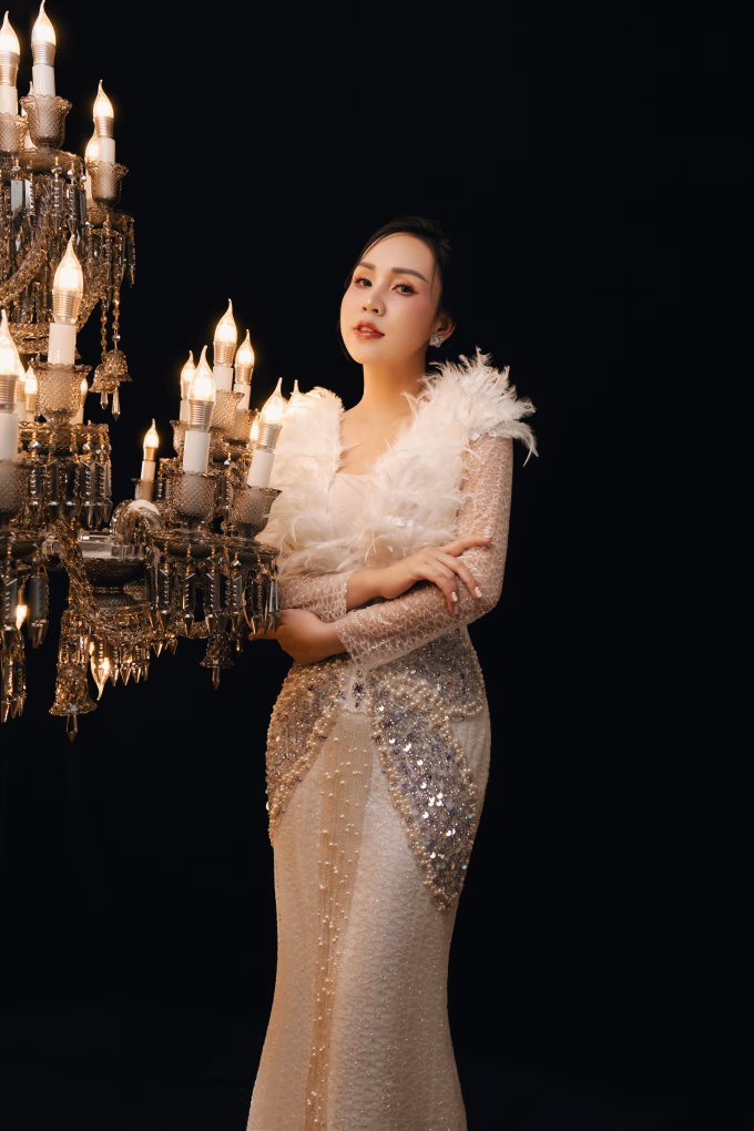 Ca sĩ Nguyễn Khánh Ly trong MV 'Ly' Ca sĩ Nguyễn Khánh Ly trong MV 'Ly'