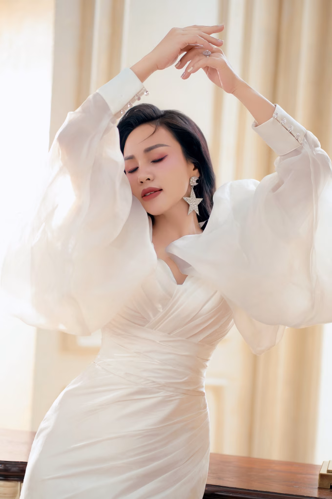 Ca sĩ Nguyễn Khánh Ly biểu diễn trong MV 'Ly' Ca sĩ Nguyễn Khánh Ly biểu diễn trong MV 'Ly'