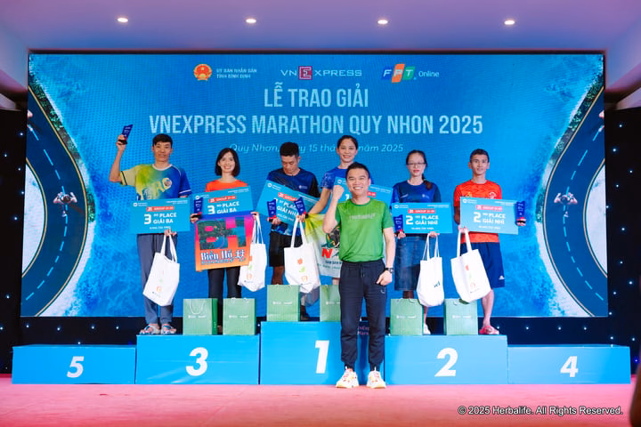 Ông Nguyễn Thành Đạt trao giải cho vận động viên Ông Nguyễn Thành Đạt trao giải cho vận động viên