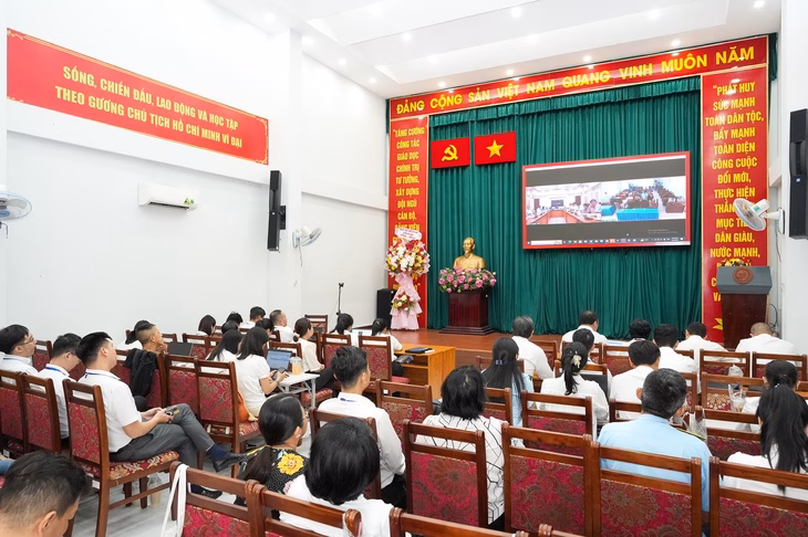 Cán bộ, công chức phường Bến Thành mới theo dõi vận hành thử nghiệm TP.HCM - Ảnh 5