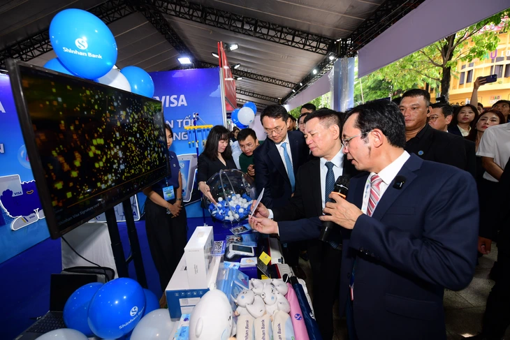 Giải pháp thanh toán hiện đại cho tương lai Nhà báo Trần Xuân Toàn giới thiệu dịch vụ công nghệ thanh toán không tiền mặt